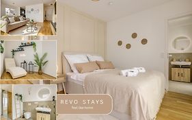 Exklusive 3-Zimmer Luxus-Maisonette mit 2 Parkplätzen l Family Friendly l Netflix l Zentrale Lage l 100qm2 l Nähe Frankfurt Flughafen, Wiesbaden und Mainz